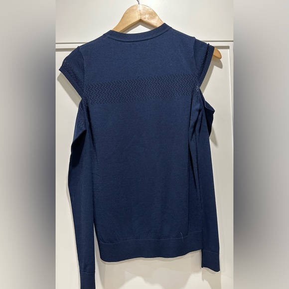 Navy Mercer and Madison sweater shirt with cutout shoulders - Picture 4 of 4